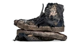 巴黎世家破烂鞋一双卖1.2万元，网友：从垃圾桶里就能找到